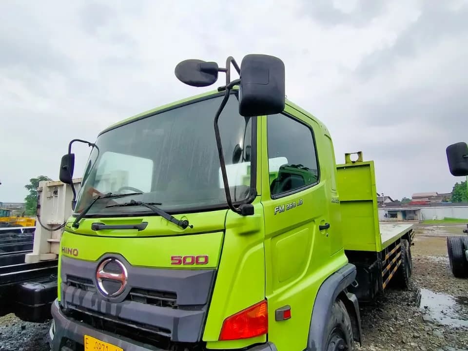 HINO Tronton Crane 8.2 ton